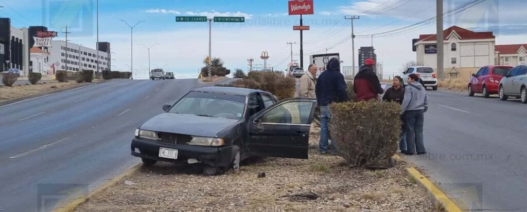 Conductora choca contra cordón en el Juventud y va al hospital