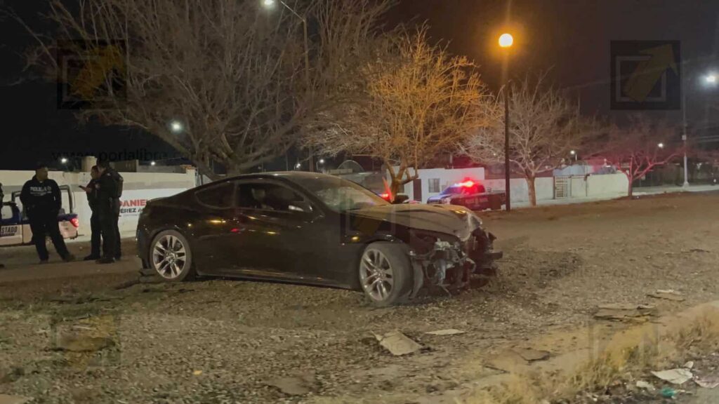 Colisión de vehículo derriba poste en la colonia Jardines de Oriente