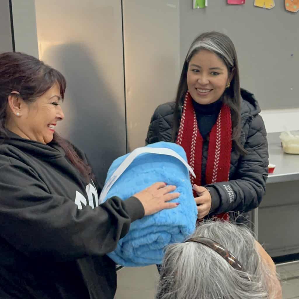 Con solidaridad y cercanía, Nancy “La China” Frías apoya a familias del Distrito 12