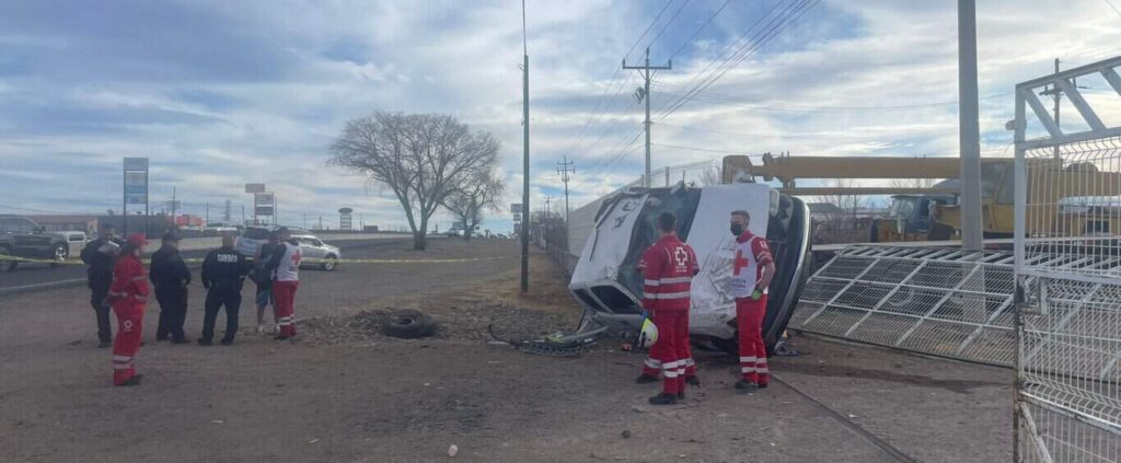 Choque volcadura en el Corredor Comercial deja una mujer Rarámuri sin vida