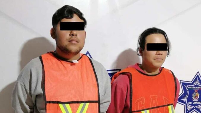 Son detenidos por tirar llantas en la vía pública