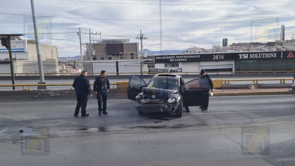 Choca y abandona su vehículo en periférico de la Juventud