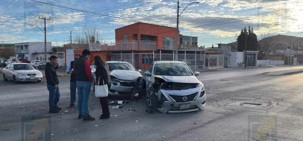 Chocan en cruce de la colonia Dale, daños cuantiosos