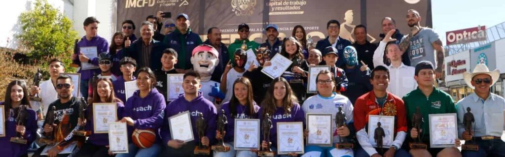 Desfilan ganadores de la edición número 38 del Premio Teporaca 2024 