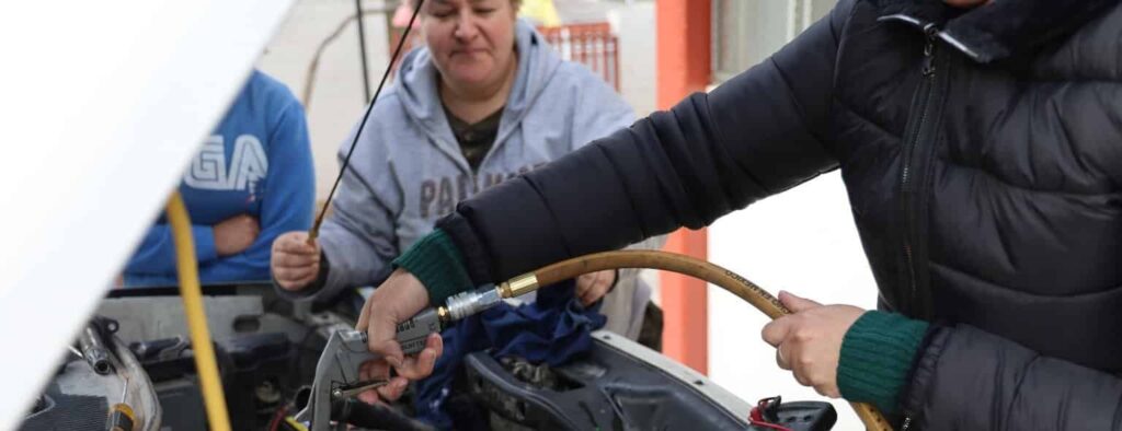 Capacitan municipio a mujeres con curso de mecánica automotriz