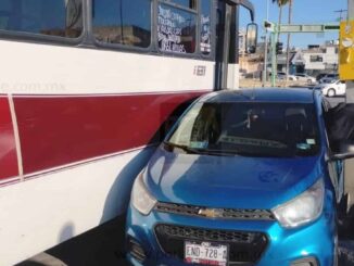 Conductor de plataforma invade carril y provoca choque alcance con un urbano; pasajeros lesionados leves