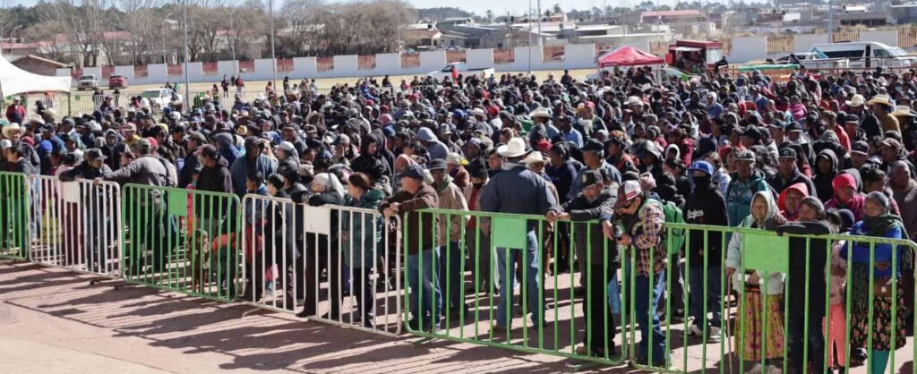 Entregan a más de 3 mil habitantes de Guachochi 2 mil 500 chamarras y 120 toneladas de maíz y frijol