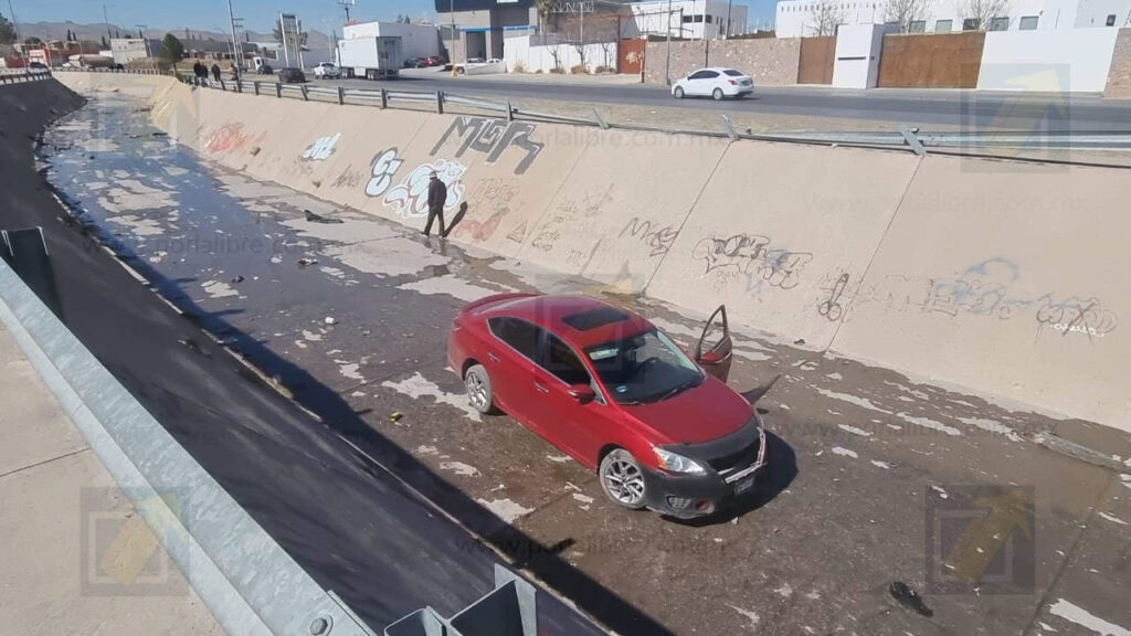Automovilista pierde el control y cae a un canal en Los Nogales