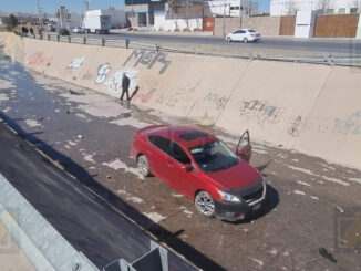 Automovilista pierde el control y cae a un canal en Los Nogales