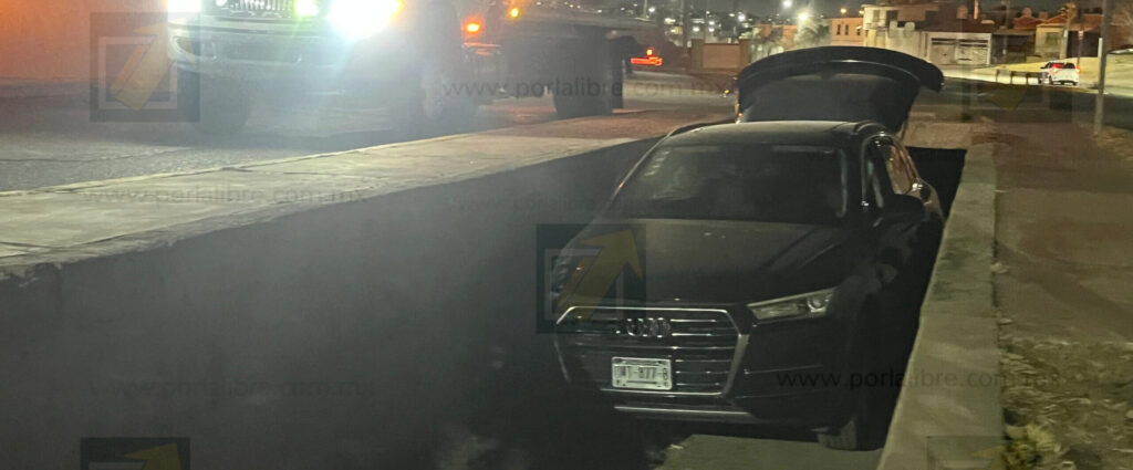 Conductora termina dentro de una canaleta en Bahía de San Quintín