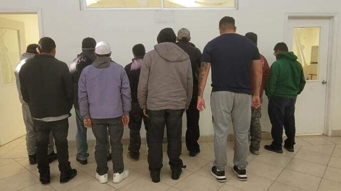 Rescata Fiscalía de Operaciones Estratégicas a 10 personas en situación de movilidad y detiene a cuatro presuntos secuestradores en Juárez