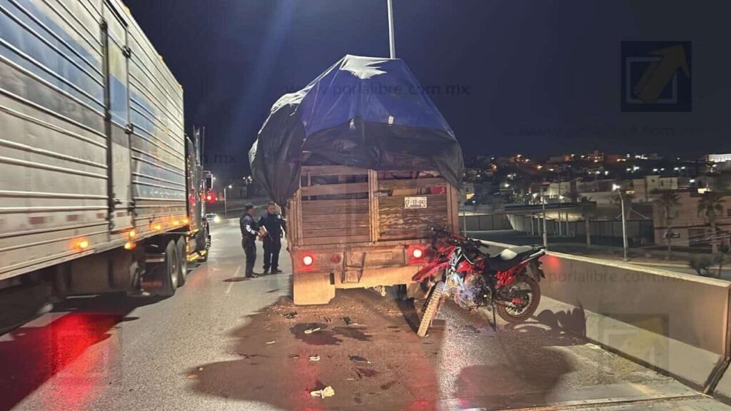 Motociclista choca contra camioneta en Periférico de la Juventud y Canal