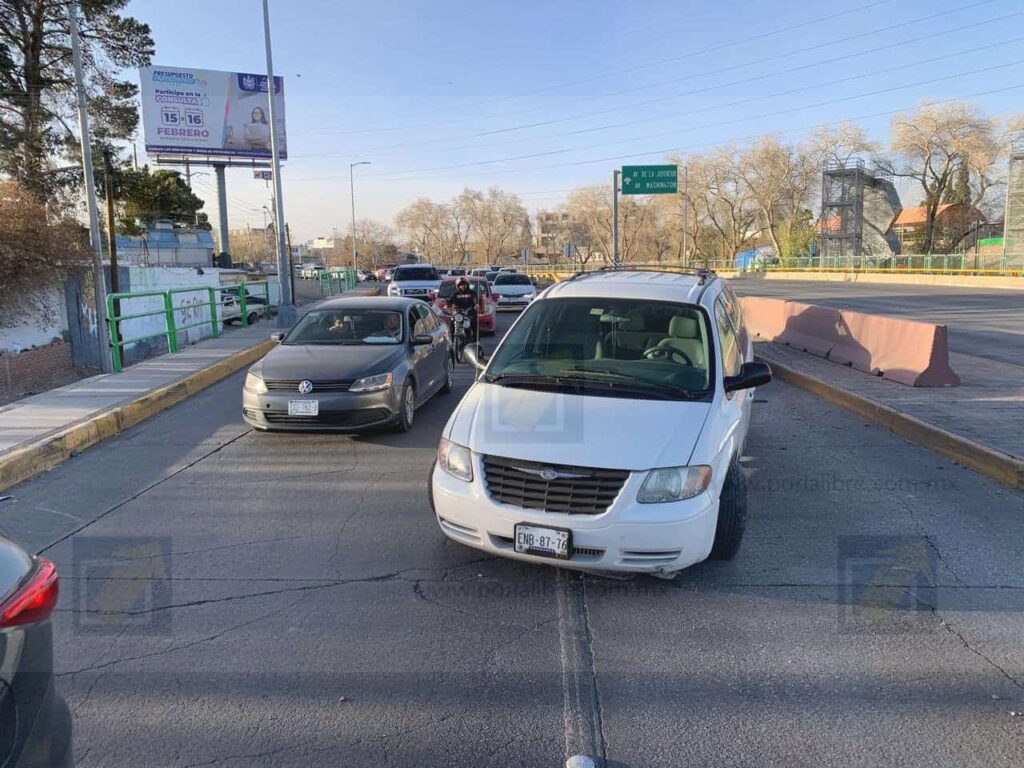 Choque contra camellón en la avenida Cantera genera caos vial