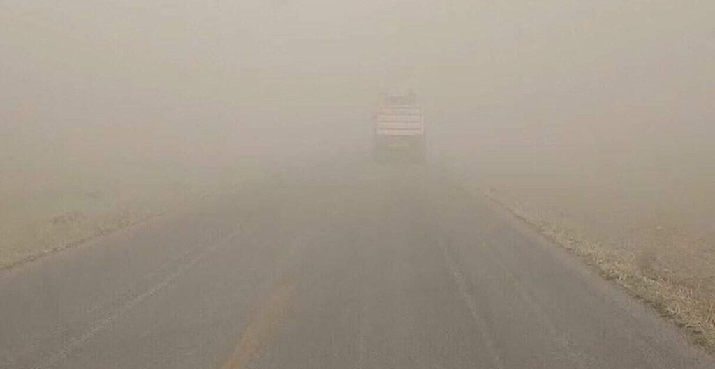 Cierran tramos carreteros por tolvaneras en la región noroeste; nula visibilidad