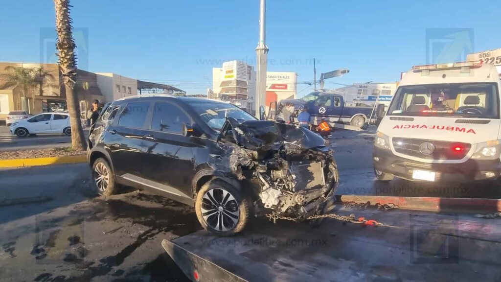 Fuerte choque en cruce sin semáforos de la avenida Tecnológico deja dos lesionados