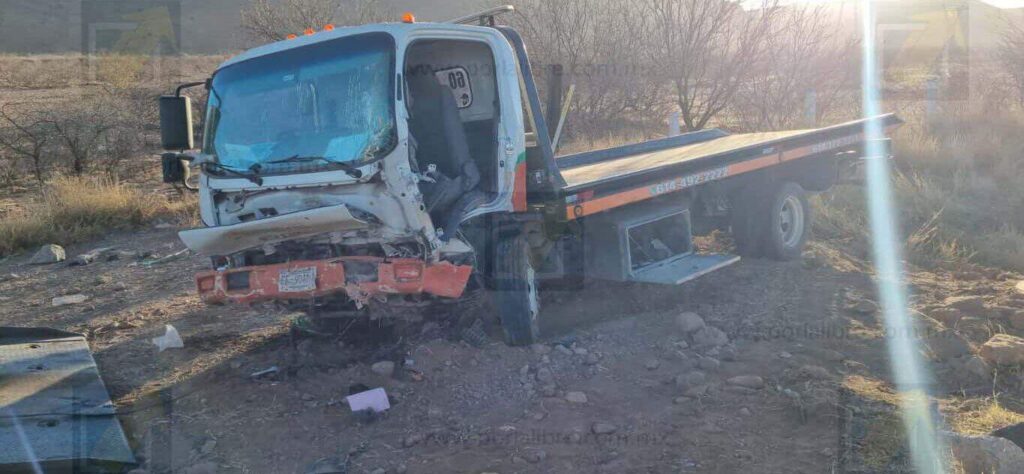 Chofer de grúa resulta lesionado en accidente en carretera Delicias-Chihuahua