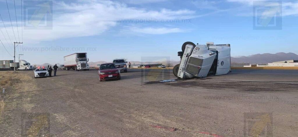 Vuelca tráiler en Libramiento Oriente; obstruye la carretera