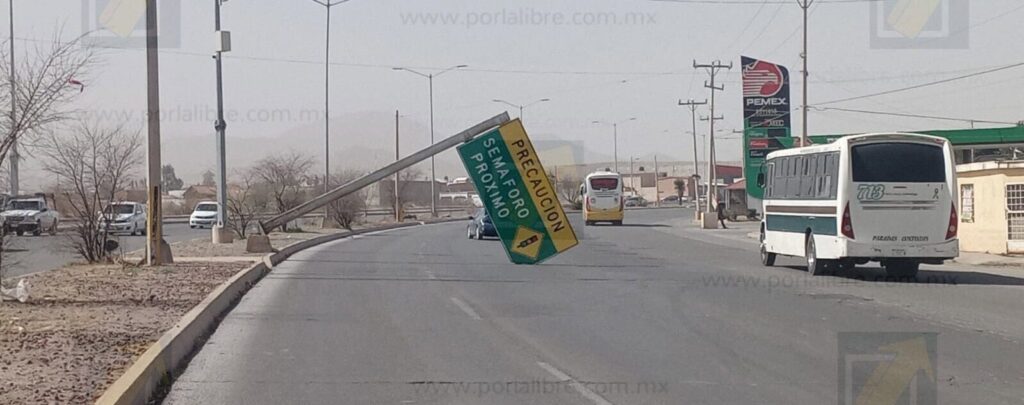 Fuertes vientos derriban bandera vial en el periférico R. Almada