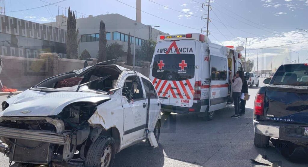 Taxista se queda dormido lo que ocasiona choque volcadura en la Juan Escutia
