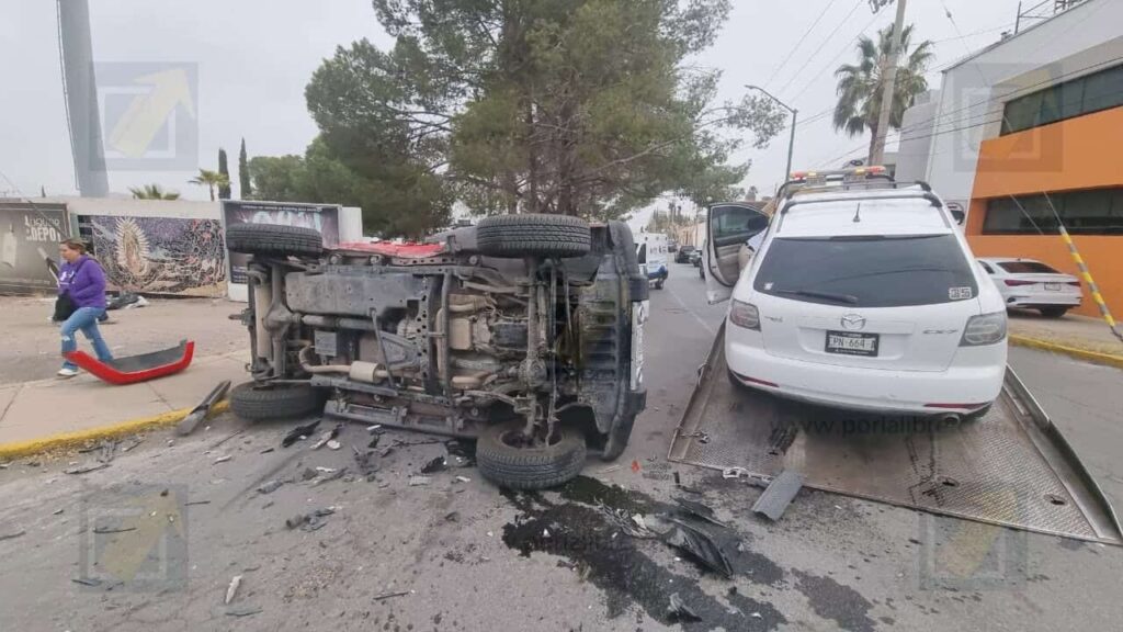 Conductora vuelca y cae sobre otro vehículo en el Ortiz Mena