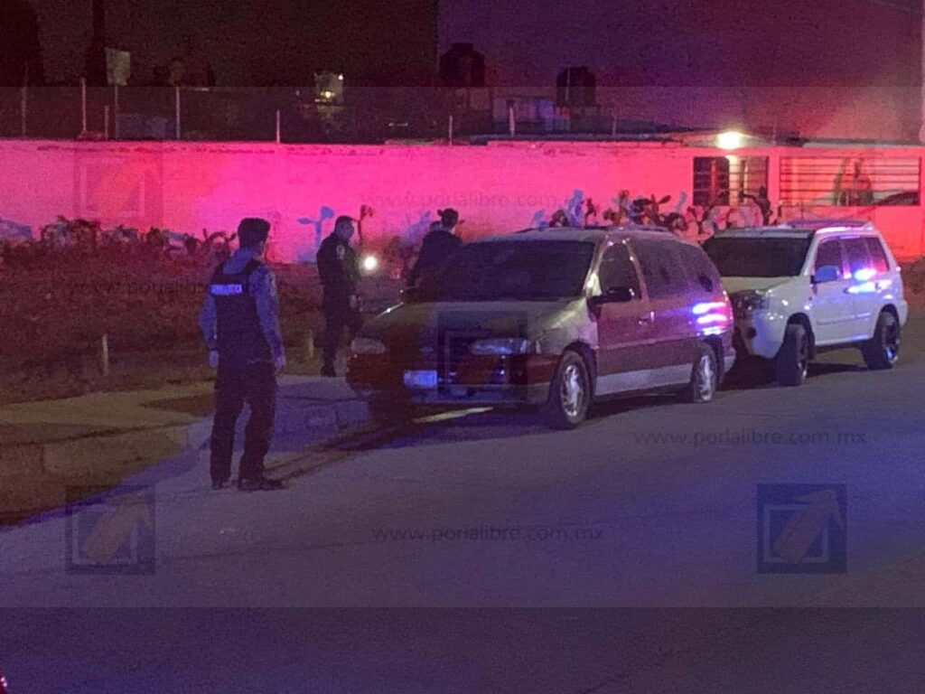 Hallan cuerpo encobijado dentro de una camioneta en la colonia Villa