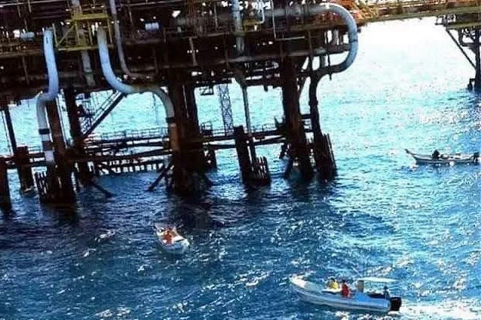 Asaltan plataformas petroleras de Pemex; reportan heridos