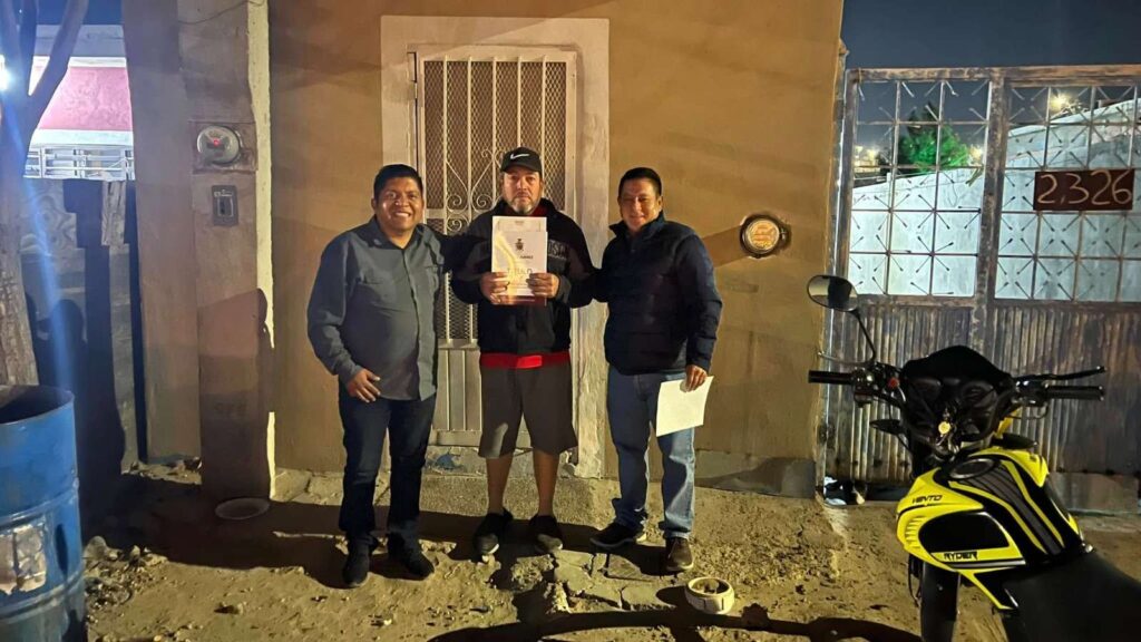 Entregan títulos de propiedad en la colonia Juanita Luna