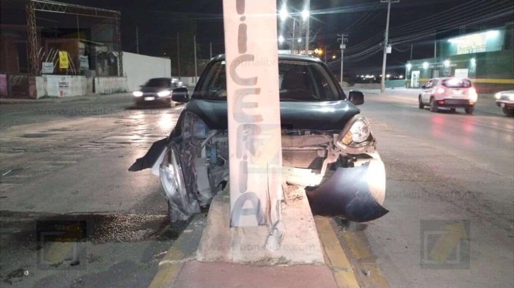 Conductor provoca fuerte choque al girar en vuelta prohibida