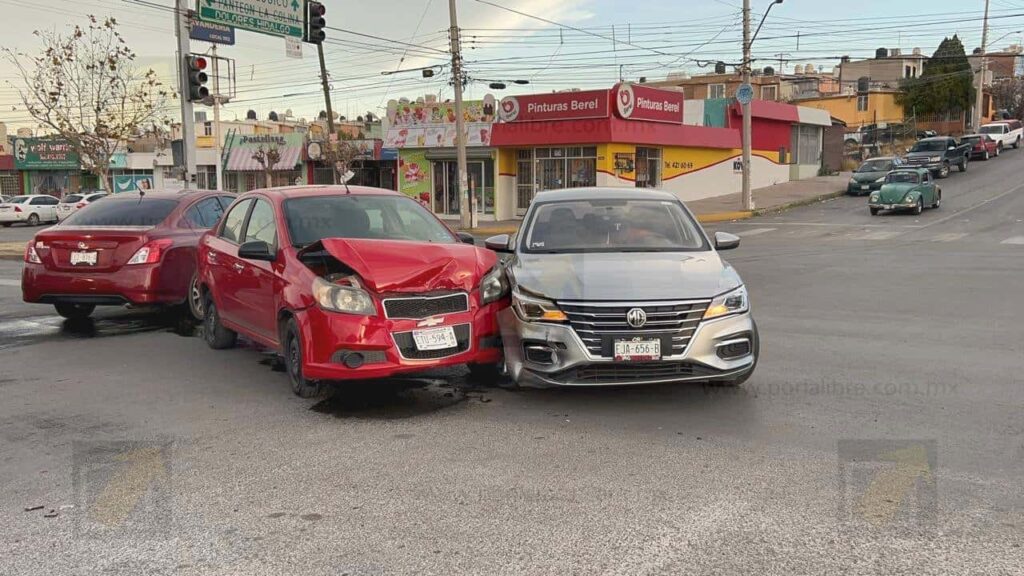Conductor provoca choque al omitir un alto en la Juan Escutia