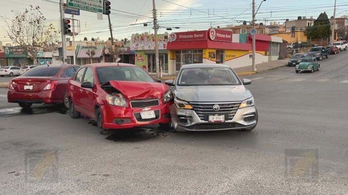 Conductor provoca choque al omitir un alto en la Juan Escutia