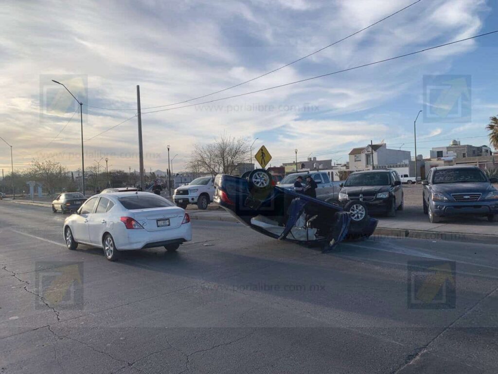 Omite alto y provoca choque con volcadura en la avenida Monte Albán, un herido