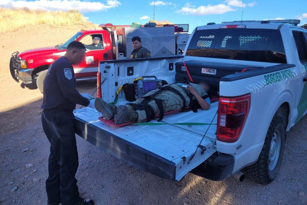 EE.UU. deportará a mujer migrante que fue empujada por ‘coyotes’ en el muro fronterizo