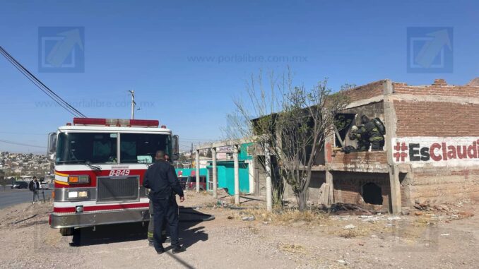 Se quema tapia por acumulación de basura en Ampliación 2 de Octubre