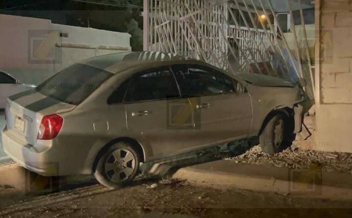 Conductora pierde el control y se impacta contra una vivienda en Villas del Rey