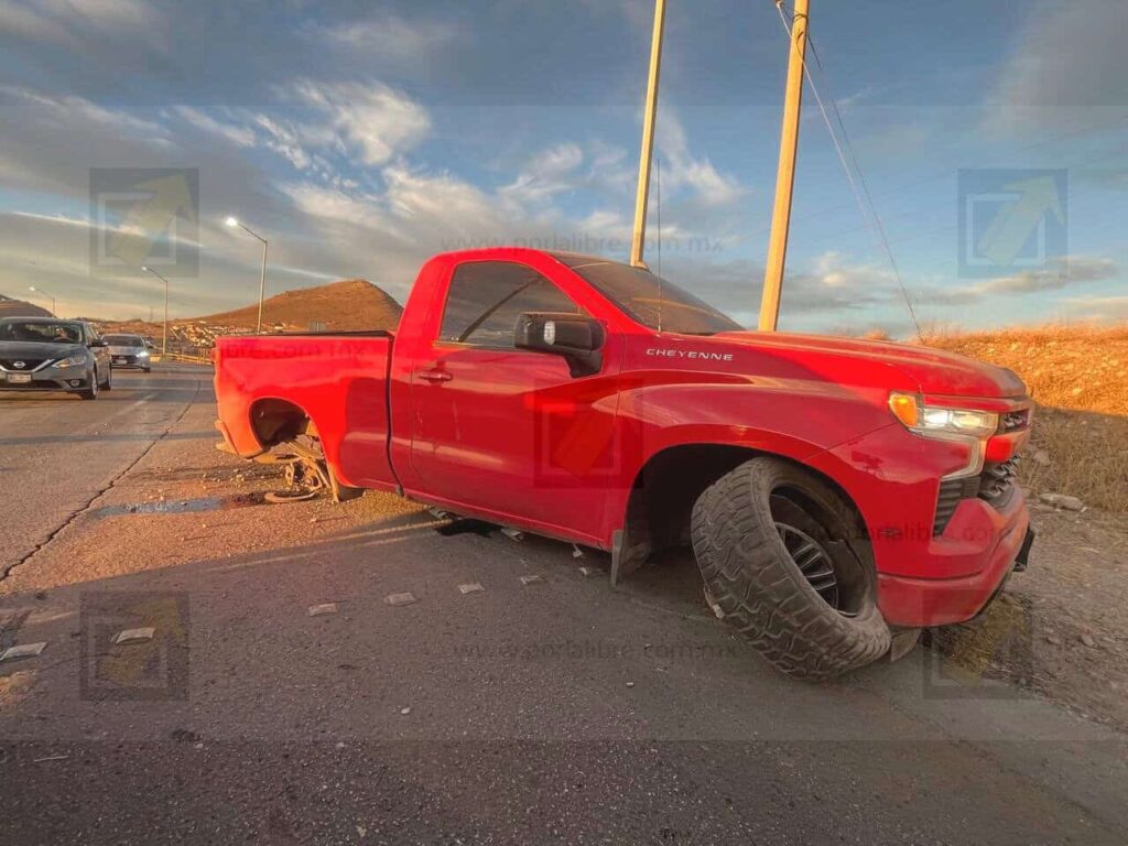 Conductor a exceso de velocidad choca en el Circuito Universitario