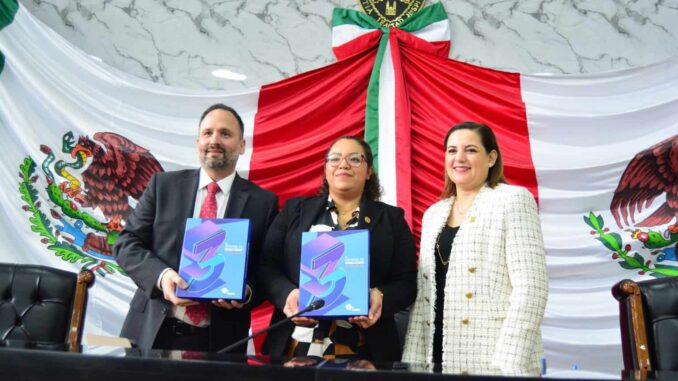 Entrega Santiago De la Peña 3er informa de gobierno de Maru Campos