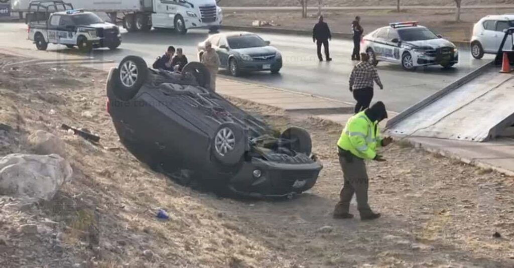 Conductor  pierde el control y sufre volcadura en prolongación Homero