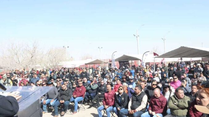 Entregan vales para engomado ecológico a vecinos de Anapra