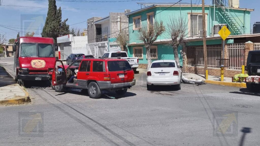 Chofer de plataforma omite alto, provoca choque y una mujer herida