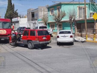 Chofer de plataforma omite alto, provoca choque y una mujer herida