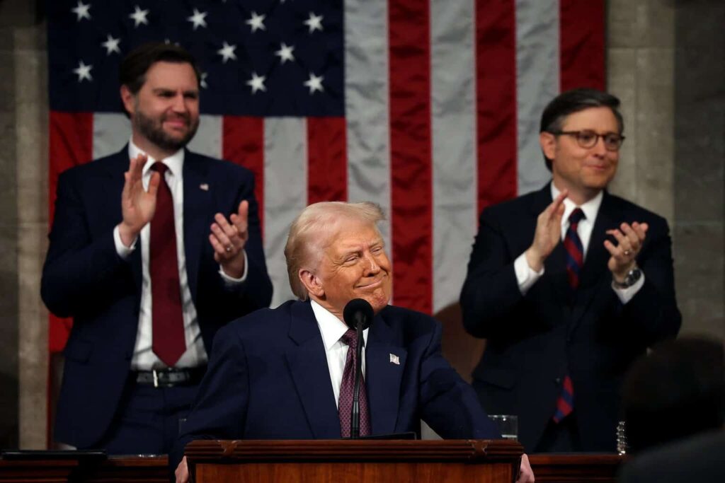 Atribuye Trump entrega de 29 reos de México a su política de aranceles