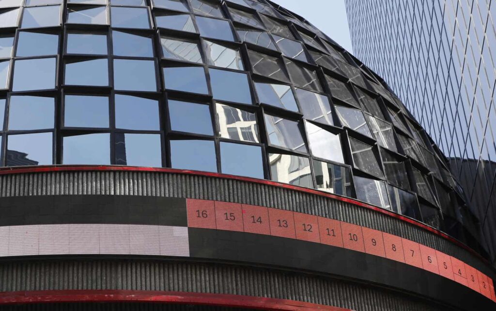 Peso se deprecia un 0.68% frente al dólar tras confirmación de aranceles de Trump