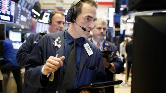 Wall Street cierra con notables caídas al confirmar Trump los aranceles a Canadá y México