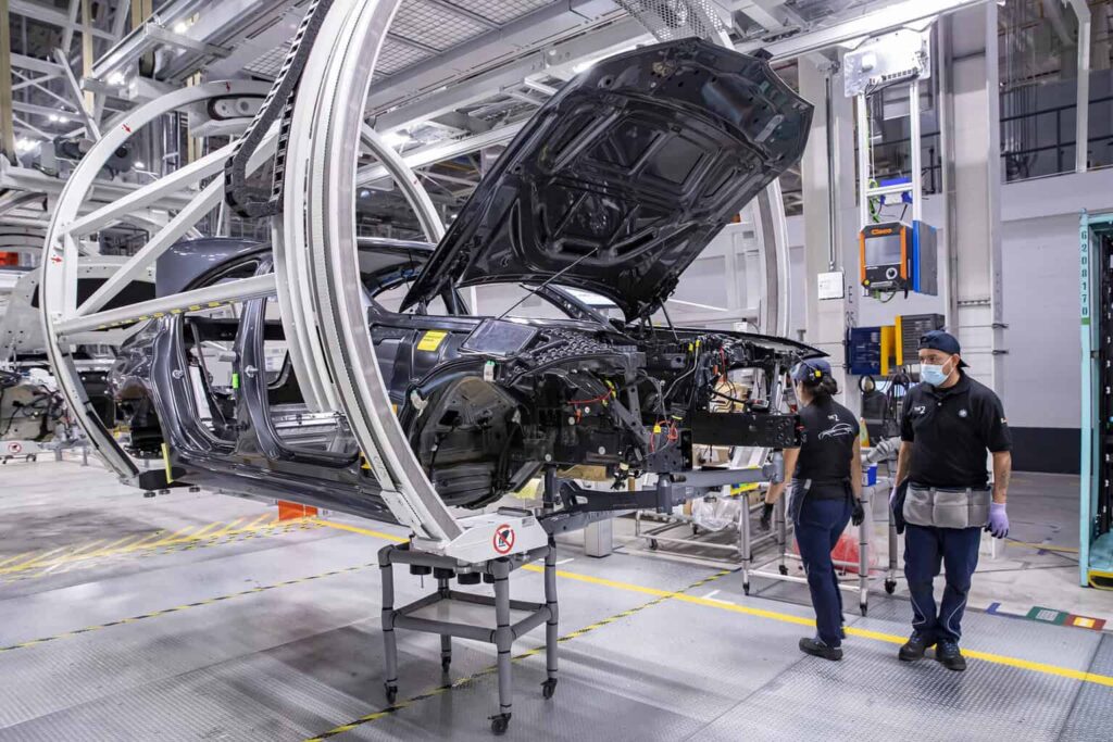 Trump ‘da reversa’ a aranceles para autos de México y Canadá