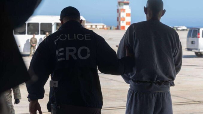 Gobierno de Trump deja de usar aviones militares para deportaciones por su alto costo