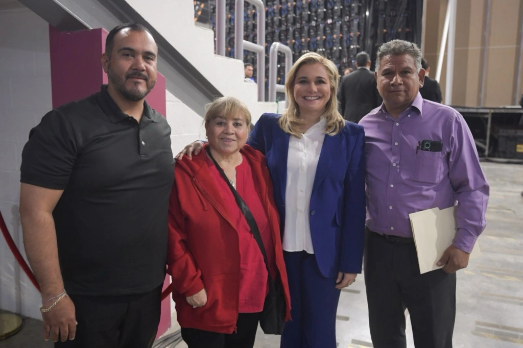 Maru Campos se reúne con maestros jubilados tras su Tercer Informe de Gobierno