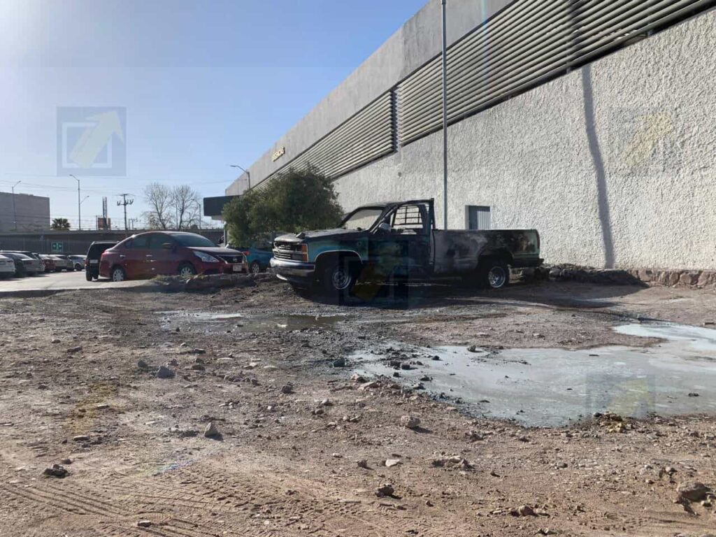Incendio consume una pick up en estacionamiento del Hospital General
