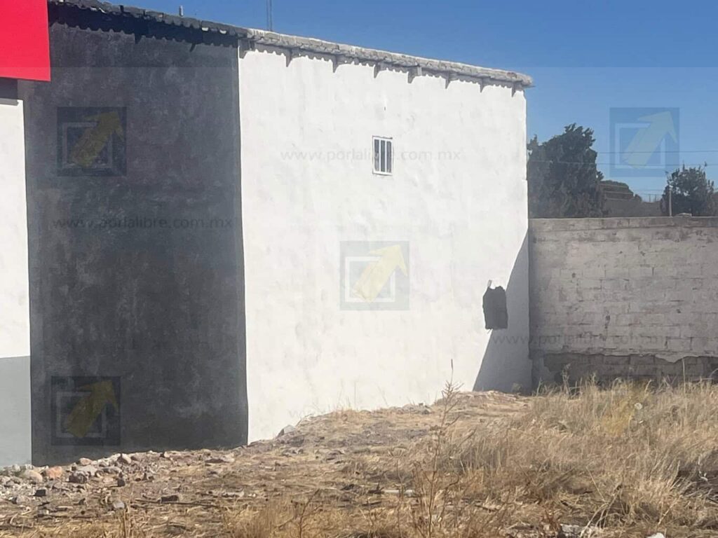 Roban caja registradora y mercancía tras abrir boquete en tienda Tecate Six