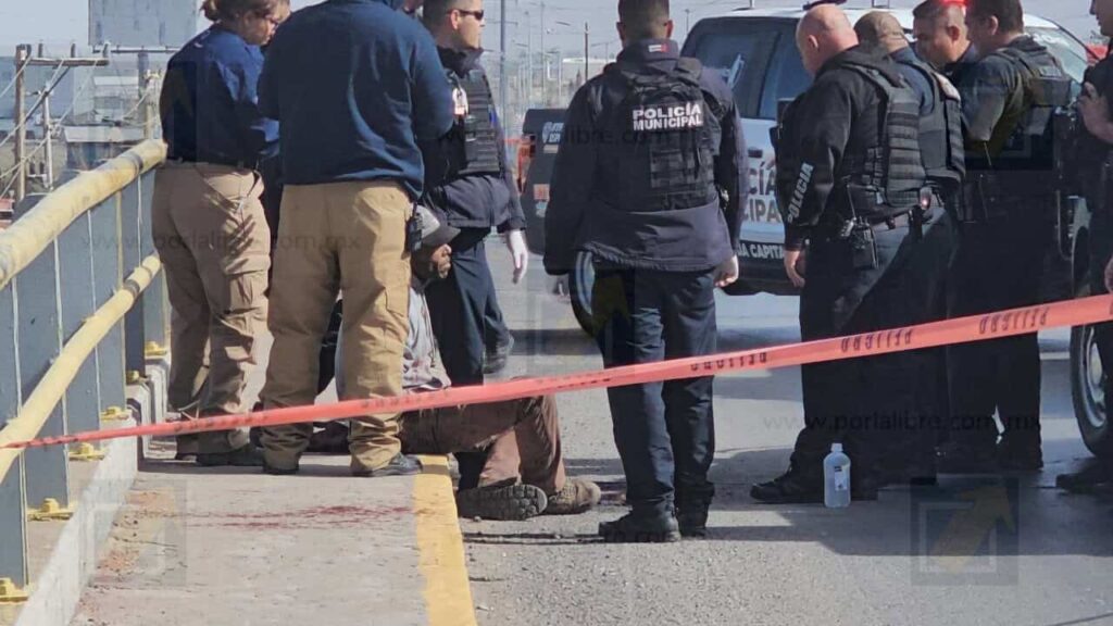 Hombre en situación de calle es rescatado tras intentar lanzarse de un puente