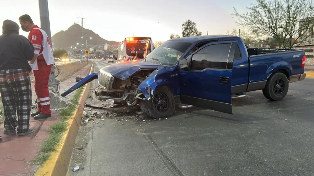 Dos personas resultan heridas tras choque en la vialidad Sacramento